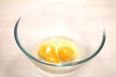Чтобы приготовить ажурные блинчики на молоке, нужно в миске взбить 2 яйца.
