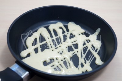 При помощи шумовки разливать тесто по раскаленной сковороде ажурными нитями, не слишком тонкими.