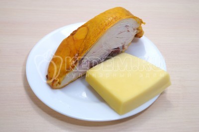 Для начинки мелко нарезать 200 грамм копченой курицы, натереть 100 грамм сыра.