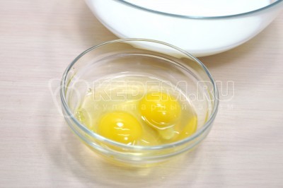 Чтобы приготовить блинный рулет с творогом, нужно взбить 2 яйца и добавить к ним 300 миллилитрам молока.