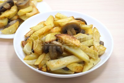 Выложить картофель с грибами на блюдо.