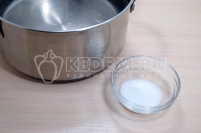 В кастрюле вскипятить 1 литр воды, добавить 1/2 чайной ложки соли.