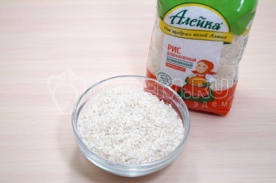 Отмерить 150 грамм длиннозерного риса