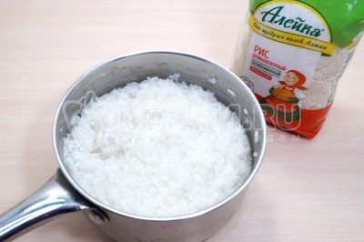 Промыть рис, влить 300 миллилитров воды и варить до готовности 10-12 минут помешивая.