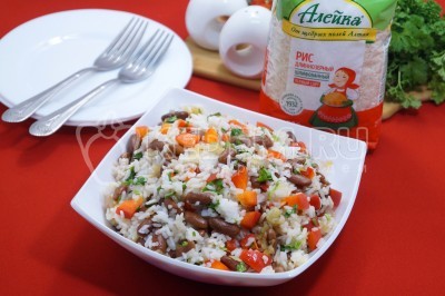 Постный салат с рисом и фасолью готов