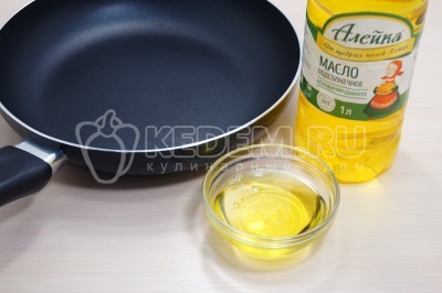 На сковороде разогреть 3 столовые ложки натурального подсолнечного масла