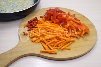 Соломкой нарезать морковь, болгарский перец и измельчить острый перец.
