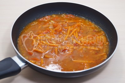Томить острый соус к спагетти на среднем огне 10-12 минут.