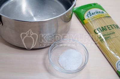 В кастрюле вскипятить 1,5 литра воды, добавить 1/2 чайной ложки соли.
