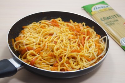 Добавить спагетти в горячий соус и перемешать.