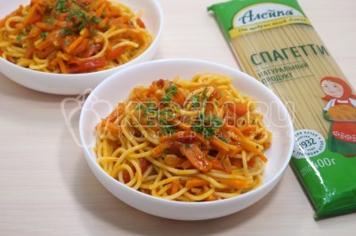 Разложить спагетти с острым соусом по тарелкам и посыпать мелко нашинкованной зеленью петрушки.