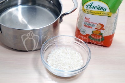В кастрюле вскипятить 2 литра воды, добавить 3 столовые ложки длинозерного риса