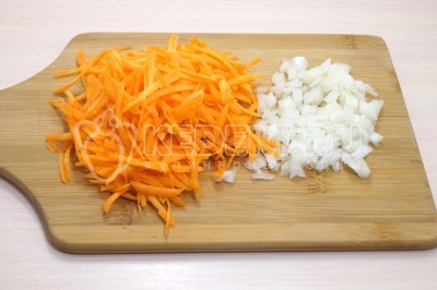 Морковь натереть на терке, репчатый лук мелко нашинковать.