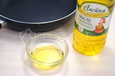 На сковороде разогреть 3 столовые ложки натурального подсолнечного масла ТМ «Алейка», от щедрых полей Алтая.