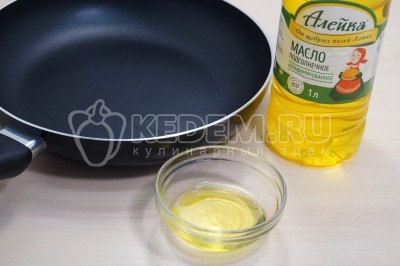 На сковороде разогреть 3 столовые ложки натурального подсолнечного масла
