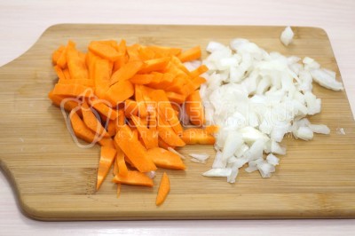 Луковицу нашинковать, морковь нарезать брусочками.