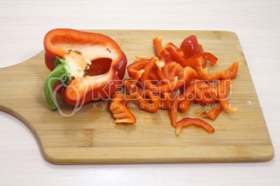 Красный болгарский перец очистить от семян и нарезать соломкой.