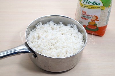 Рис промыть, влить 300 миллилитров воды и варить на среднем огне 12-15 минут.
