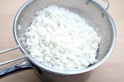 Отварной рис откинуть на дуршлаг и дать воде стечь.