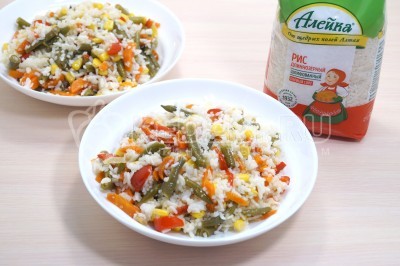 Разложить постный рис с овощами по тарелкам.