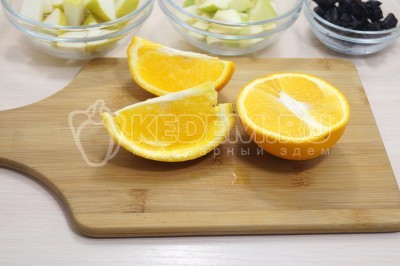 Кубиками нарезать яблоки и груши. Апельсин разрезать на четвертинки и снять мякоть с кожуры, нарезать кусочками.