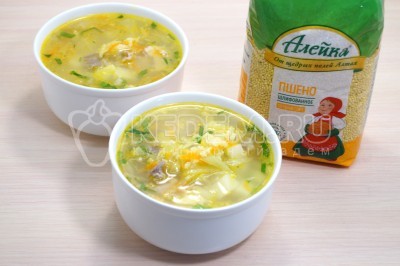 Разлить суп с пшеном по тарелкам.