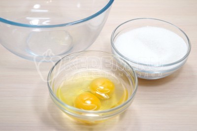 В отдельной миске смешать 2 яйца и 120 грамм сахара.