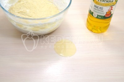 Смазать стол подсолнечным маслом и выложить тесто.
