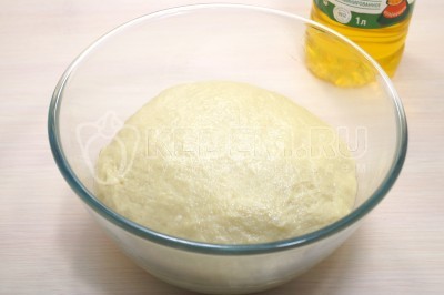 Выложить тесто в чистую и сухую миску.