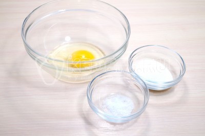 1 яйцо, 1 щепотку соли и 2 стволовые ложки сахара взбить в отдельной миске.