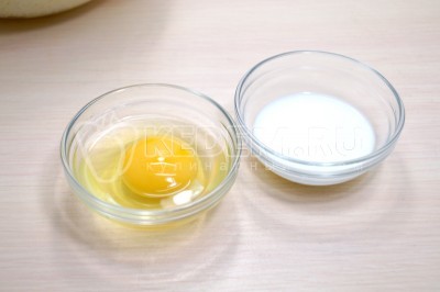 В отдельной миске взбить 2 столовые ложки молока и 1 яйцо.