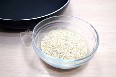 На сухую сковороду выложить 100 грамм кунжута.
