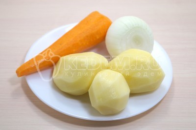 Морковь, 3 картофелины и луковицу очистить.