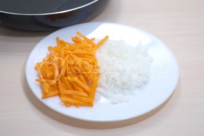 Мелко нашинковать луковицу и соломкой нарезать морковь.