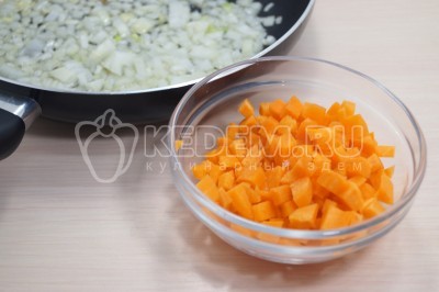 Добавить мелкими кубиками нарезанную морковь.