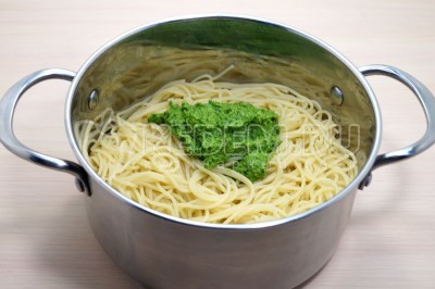 Переложить спагетти обратно в кастрюлю. Добавить соус с черемшой в кастрюлю к спагетти.