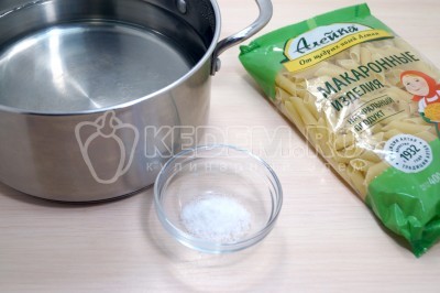 В кастрюле вскипятить 2 литра воды, добавить 1/2 чайной ложки соли.