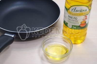 На сковороде разогреть 2-3 столовые ложки натурального подсолнечного масла.