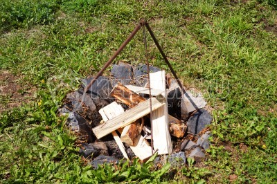 Подготовить дрова для котра и разжечь огонь.