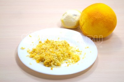 Лимон и апельсин хорошо вымыть. С лимона и апельсина снять цедру.