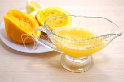 Сок из лимона а апельсина выдавить через сито, чтобы косточки не попали в сок.