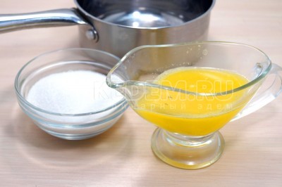 В небольшом сотейнике смешать 100 миллилитров сока цитрусовых и 100 грамм сахара.