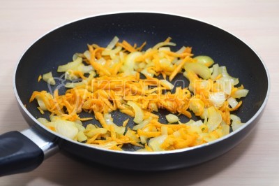 На сковороду после голеней выложить лук и морковь. Обжарить, помешивая, 2-3 минуты.