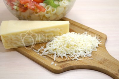 50 грамм сыра пармезан натереть на крупной терке и добавить в миску.