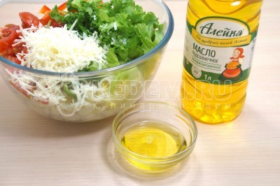 Заправить салат 3 столовыми ложками натурального рафинированного масла.