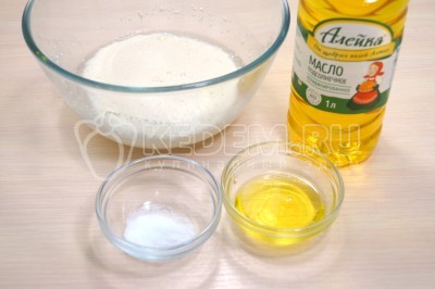 Добавить 2 столовые ложки натурального подсолнечного масла ТМ «Алейка» и 1/4 чайной ложки соли.