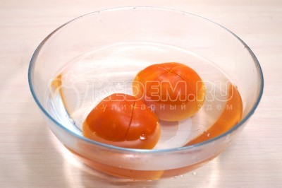 Опустить помидоры в миску с кипятком на 2-3 минуты. Снять кожицу.