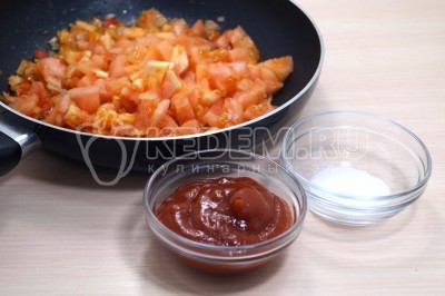 Добавить в сковороду кубиками нарезанные помидоры, 2 столовые ложки томатной пасты и 1/2 чайной ложки соли. Тушить помешивая 2-3 минуты.