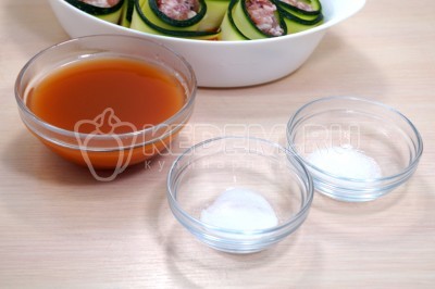 В 200 миллилитров томатного сока добавить 1/2 чайной ложки сахара и 1 щепотку соли. Перемешать.