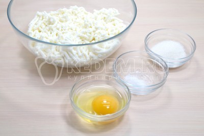 Добавить в миску с творогом 1 яйцо, 3 столовые ложки сахара и 1 щепотку соли.